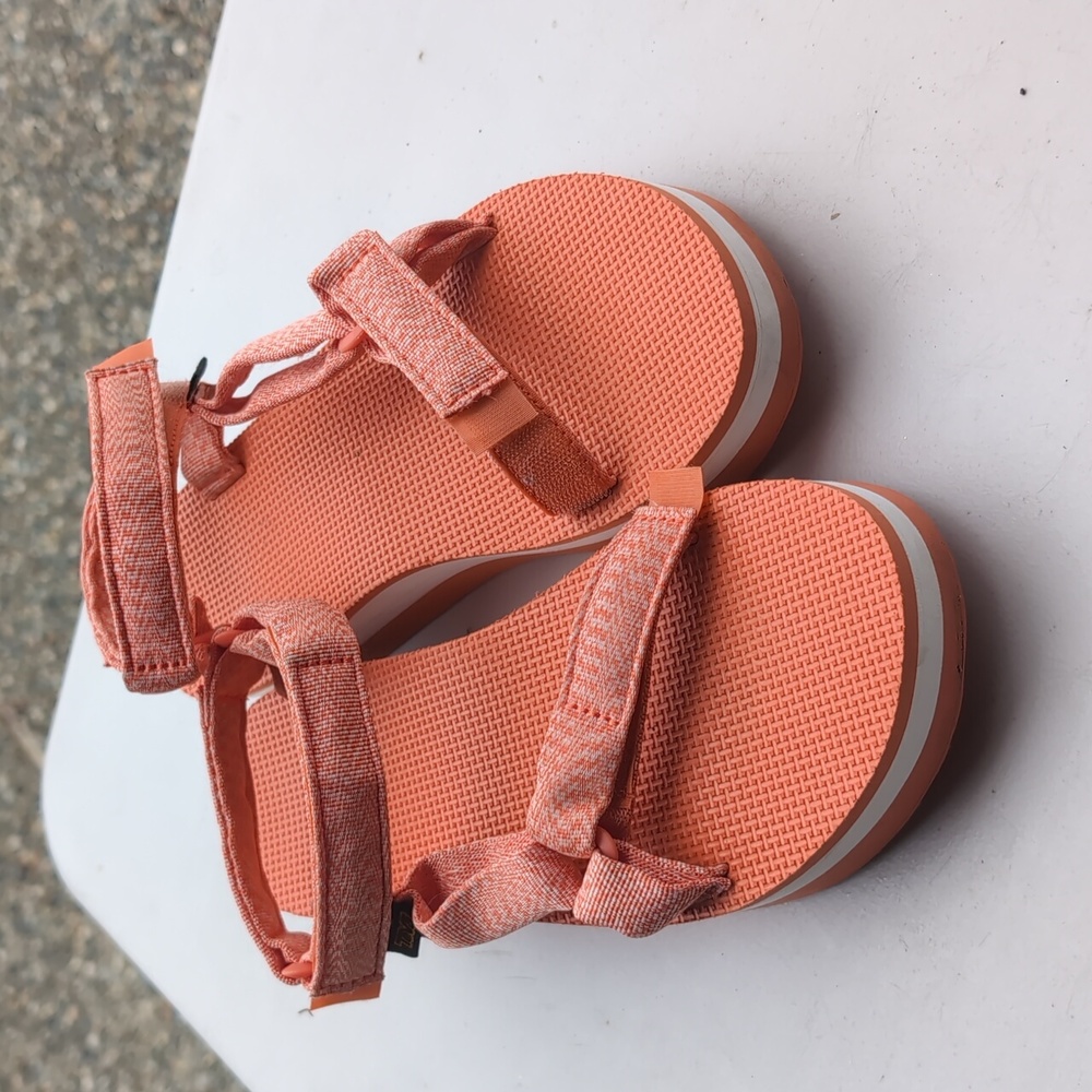 Like new platform Tevas!